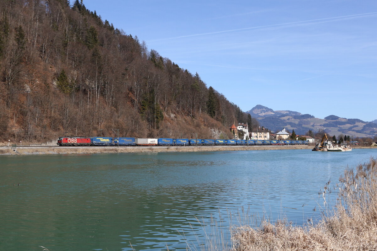 1293 035 mit einem  Walter-KLV  aus M�nchen kommend am 5. M�rz 2025 bei Kufstein am Inn.