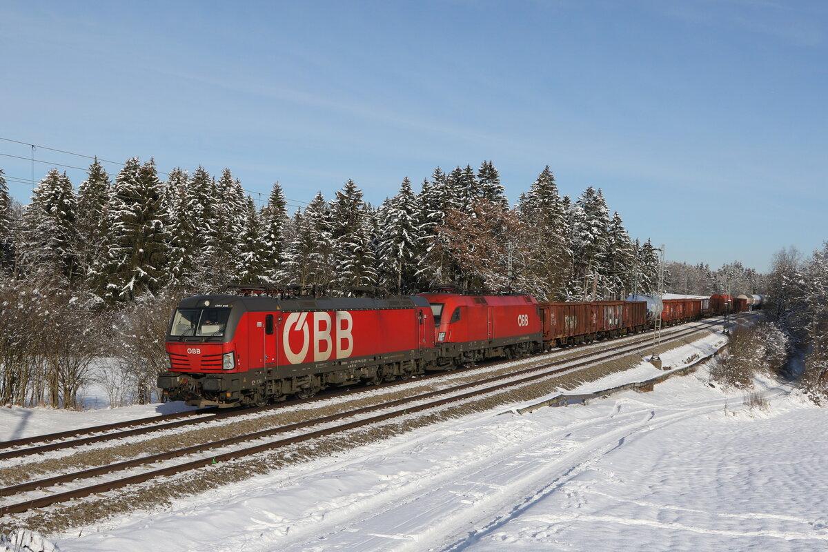 1293 045 und 1016 024 mit einem gemischten G�terzug am 13. Dezember 2022 bei Grabenst�tt im Chiemgau.