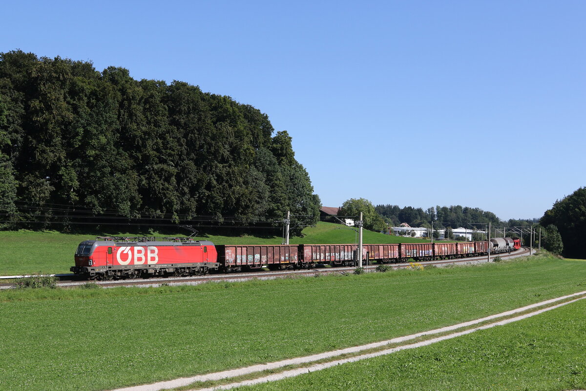 1293 150 mit einem gemischten G�terzug aus Salzburg kommend am 6. September 2023 bei Axdorf.
