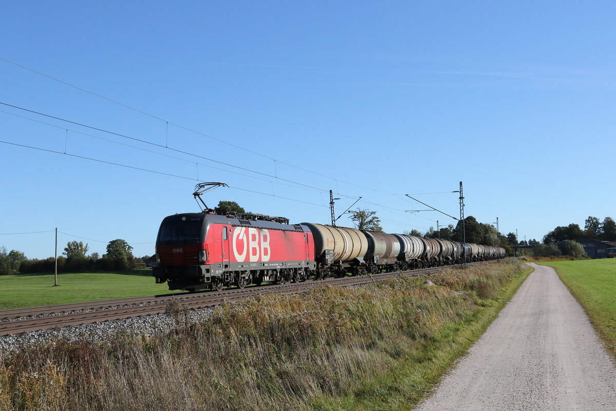 1293 185 mit einem Kesselwagenzug aus Salzburg kommend am 20. Oktober 2021 bei �bersee.
