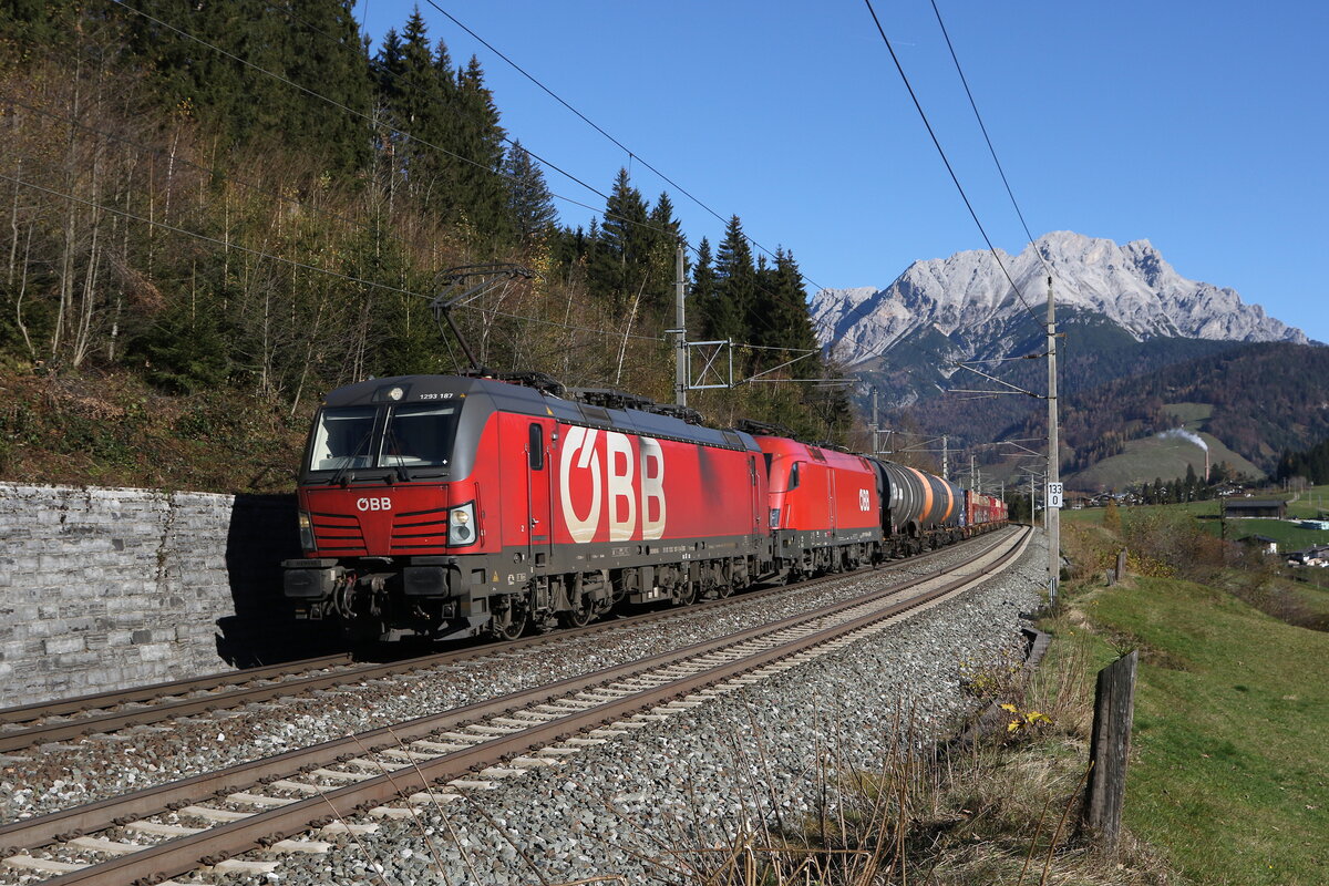 1293 187 und 1116 094 waren mit einem gemischten G�terzug am 4. November 2024 bei Pfaffenschwend in Richtung W�rgl unterwegs.