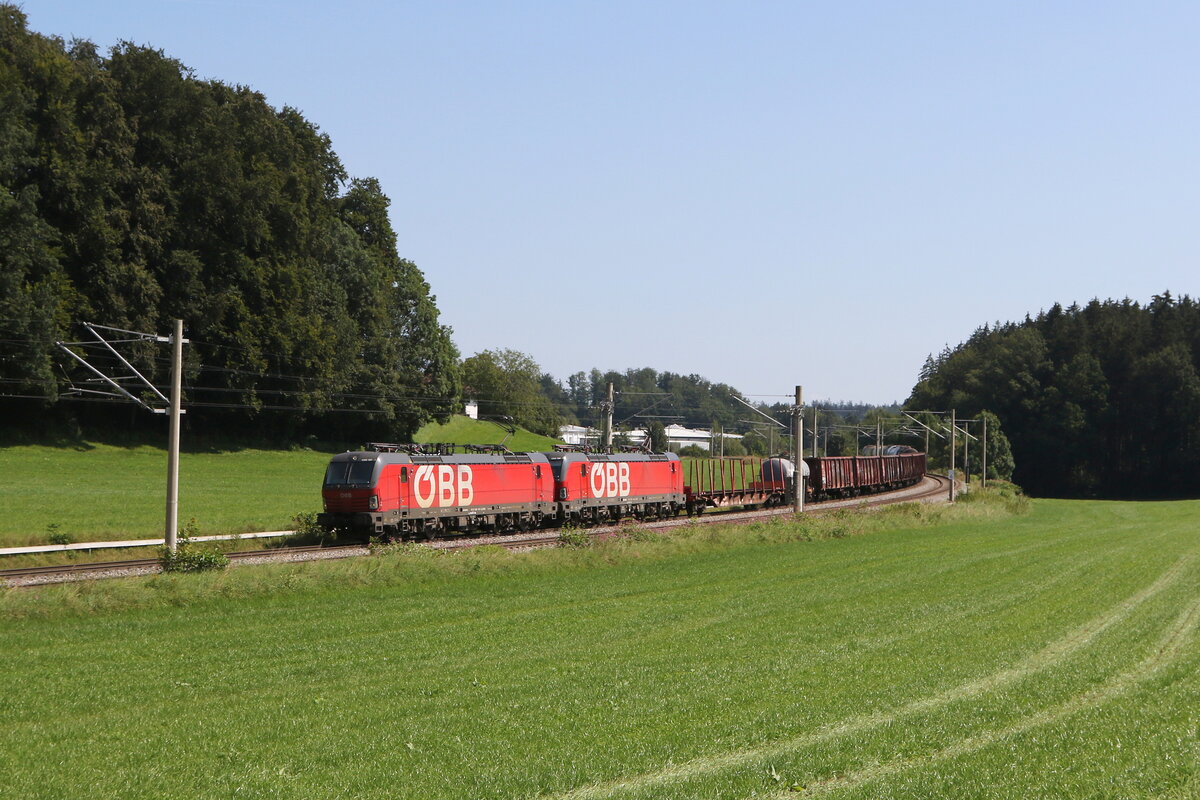 1293 187 und 1293 198 mit einem gemischten G�terzug aus Salzburg kommend am 7. August 2024 bei Axdorf.