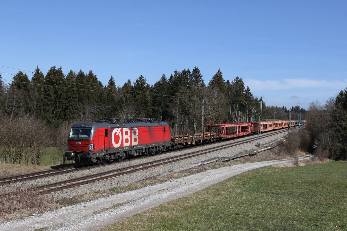 1293 194 mit einem gemischten G�terzug aus Salzburg kommend am 16. M�rz 2023 bei Sossau im Chiemgau.