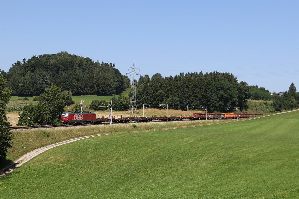 1293 198 mit einem Stahlzug aus Freilassing kommend am 19. August 2025 bei Vachendorf.