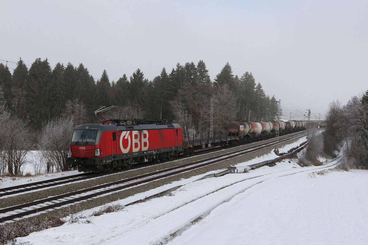 1293 199 war am 25. Januar 2022 mit einem gemischten G�terzug bei Grabenst�tt in Richtung M�nchen unterwegs.