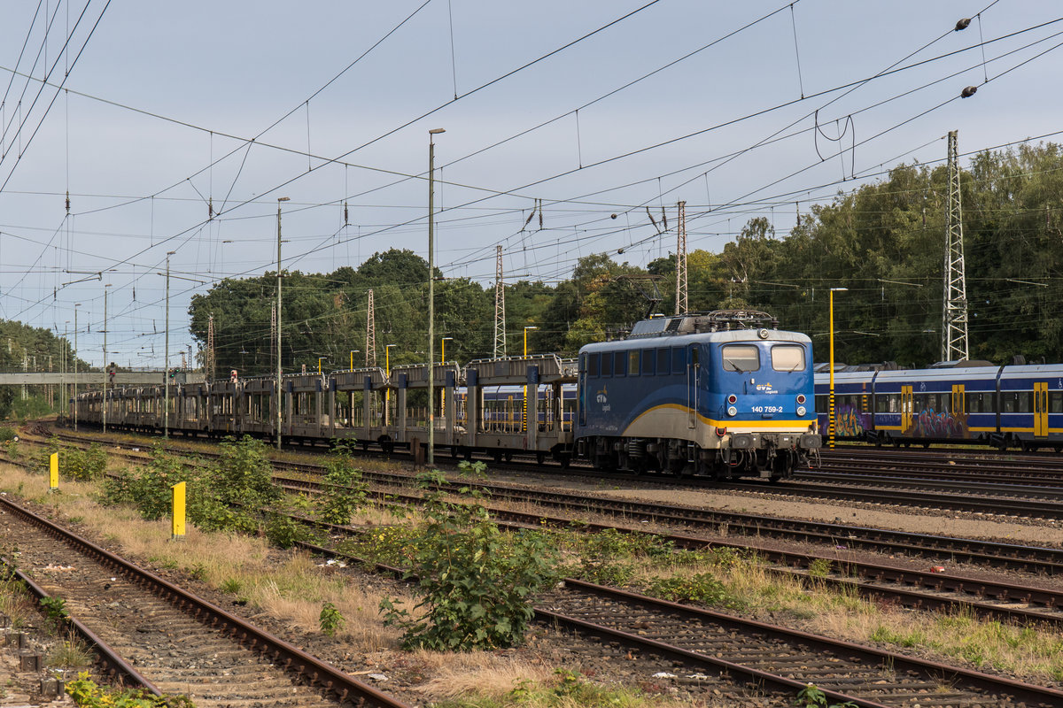 140 759-2 durchf�hrt am 27. August 2016 mit leeren Autotransportwagen den Bahnhof von Verden.