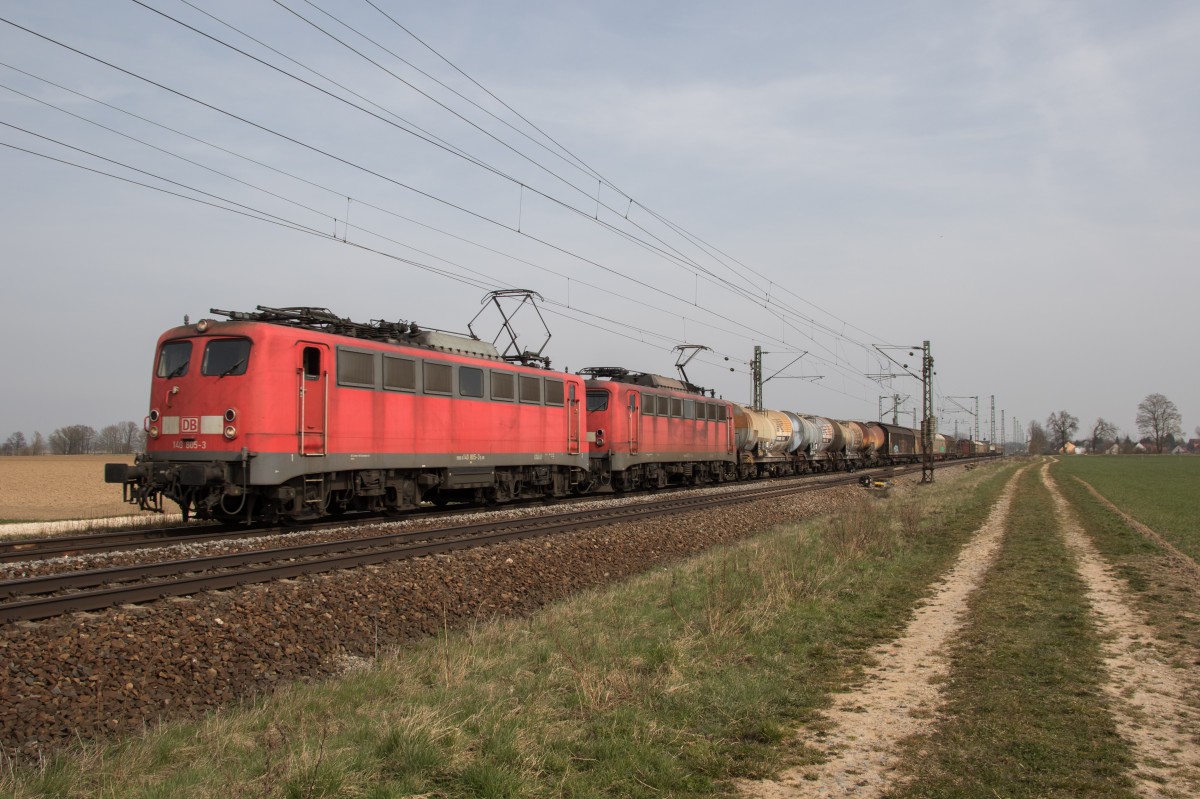 140 805 und 140 821 mit einem gemischten G�terzug am 9. April 2015 bei Mintraching.