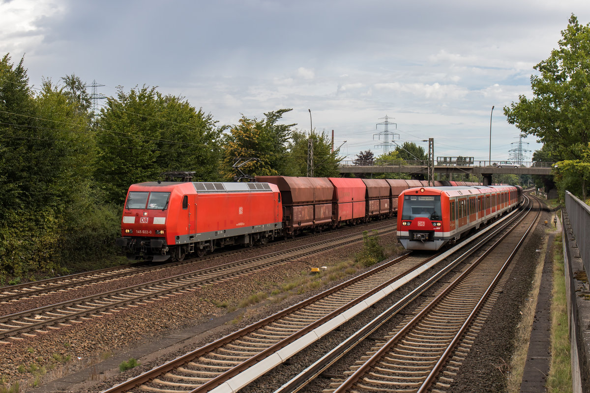 145 022-0 und eine  Hamburger S-Bahn  am 2. September 2016 bei Hamburg-Hausbruch.