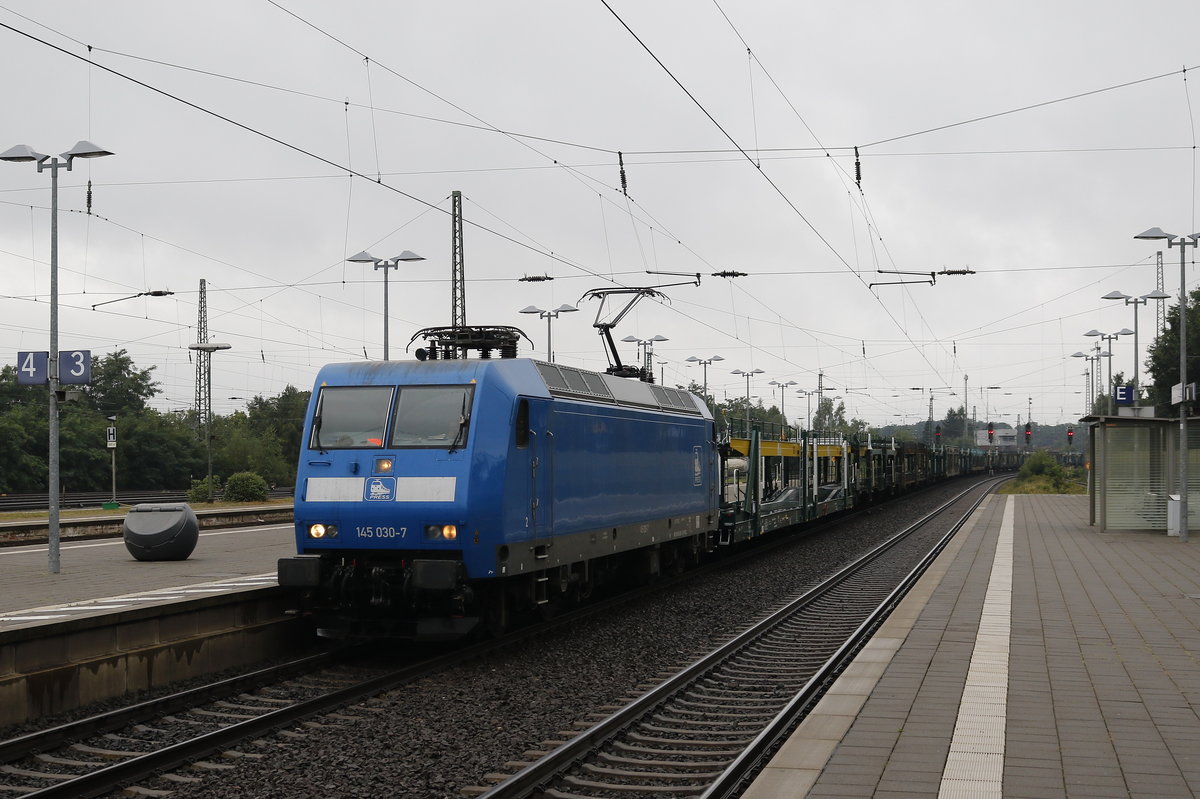 145 030-7 durchf�hrt am 11. August 2017 mit einem leeren Autozug den Bahnhof von Nienburg.