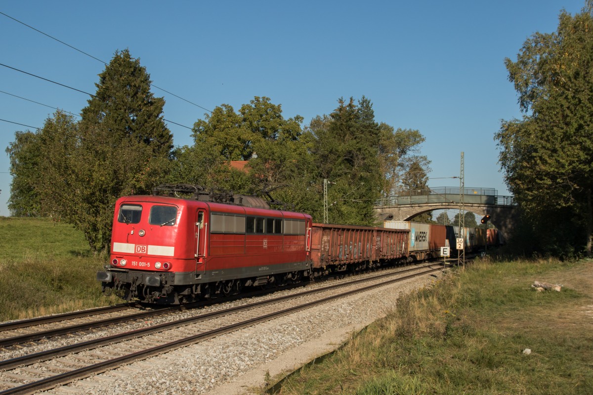 151 001-5 mit einem gemischten G�terzug aus Freilassing kommend am 2. Oktober 2015 bei �bersee.