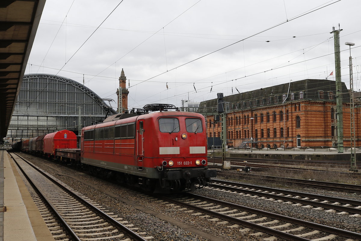 151 022 auf dem Weg nach Bremerhaven. Aufgenommen am 27. M�rz 2019 im Hauptbahnhof von Bremen.