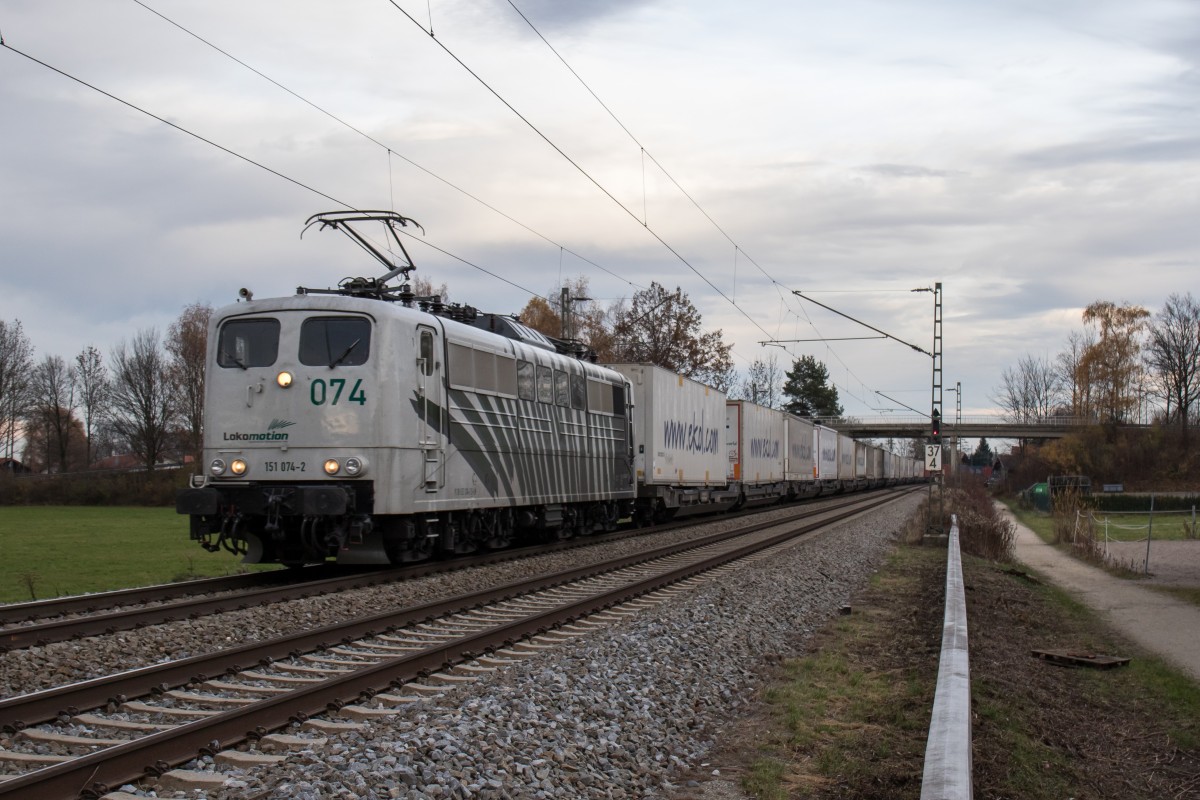 151 074-2 mit dem  EKOL -Zug am 13. November 2015 bei �bersee.