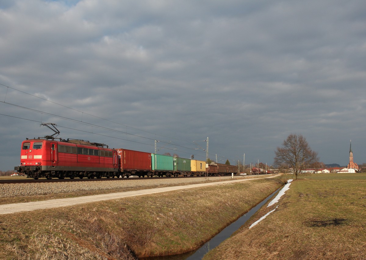 151 102-2 mit einem gemischten G�terzug aus Salzburg kommend am 6. M�rz 2015 bei �bersee am Chiemsee.