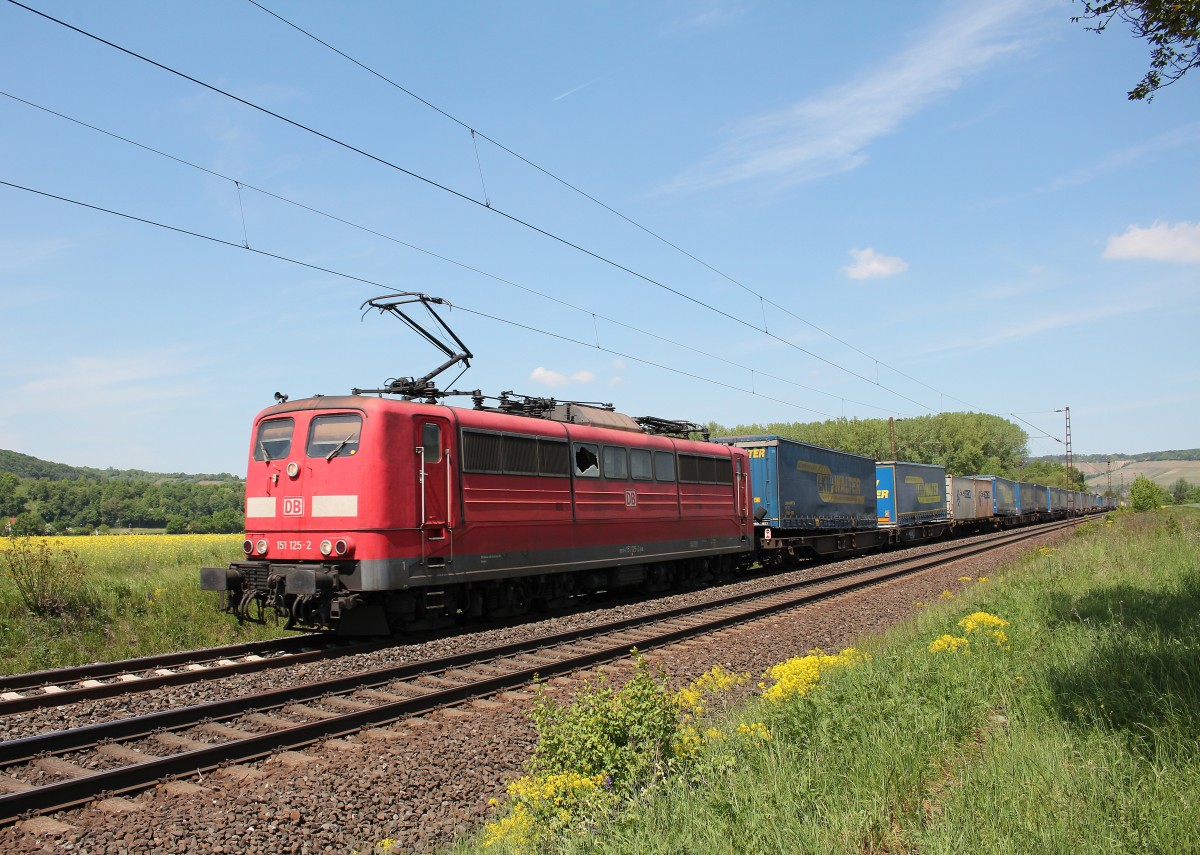151 125-2 mit dem  Walterzug  am 14. Mai 2015 bei Retzbach im Maintal.
