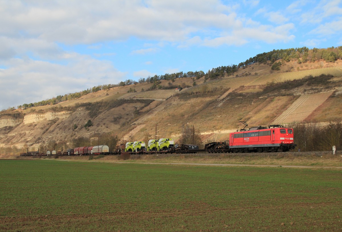 151 160-9 mit einem gemischten G�terzug am 20. Februar 2014 bei Th�ngersheim.