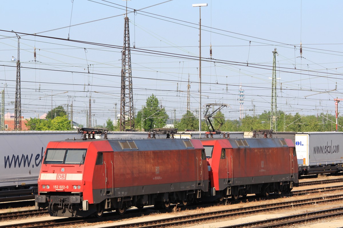 152 022-0 und 152 058-4 am 17. Juni 2013 im Rangierbahnhof M�nchen/Ost.