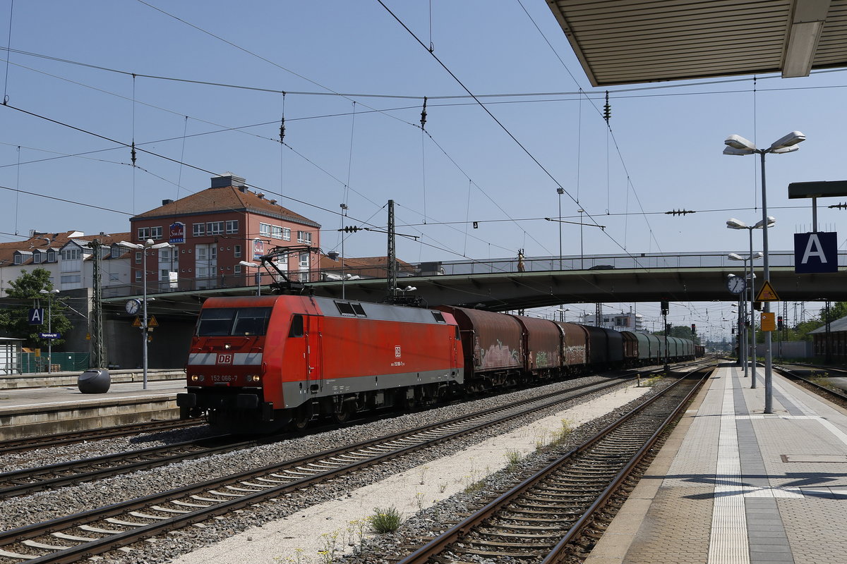 152 066-7 durchf�hrt am 19. Mai 2017 mit einem G�terzug den Bahnhof von Regensburg.