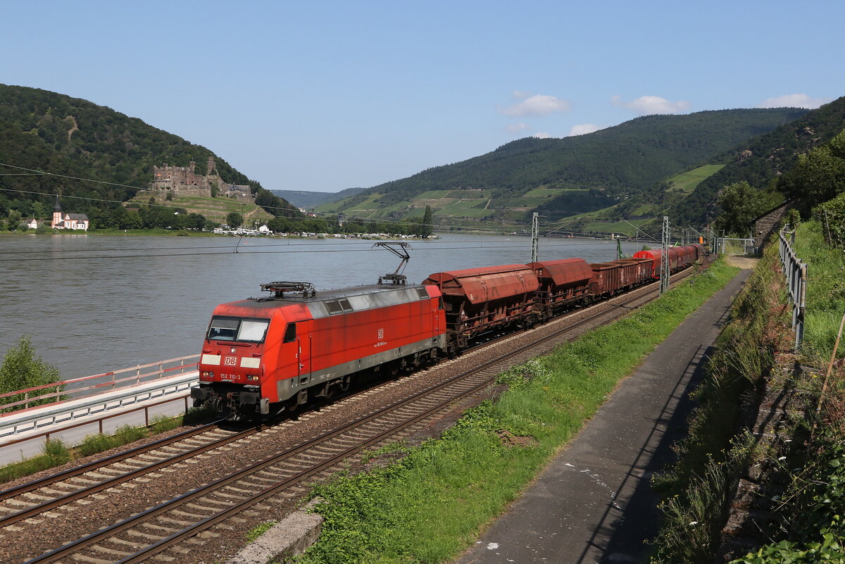 152 110 mit einem gemischten G�terzug am 21. Juli 2021 bei Assmannshausen.