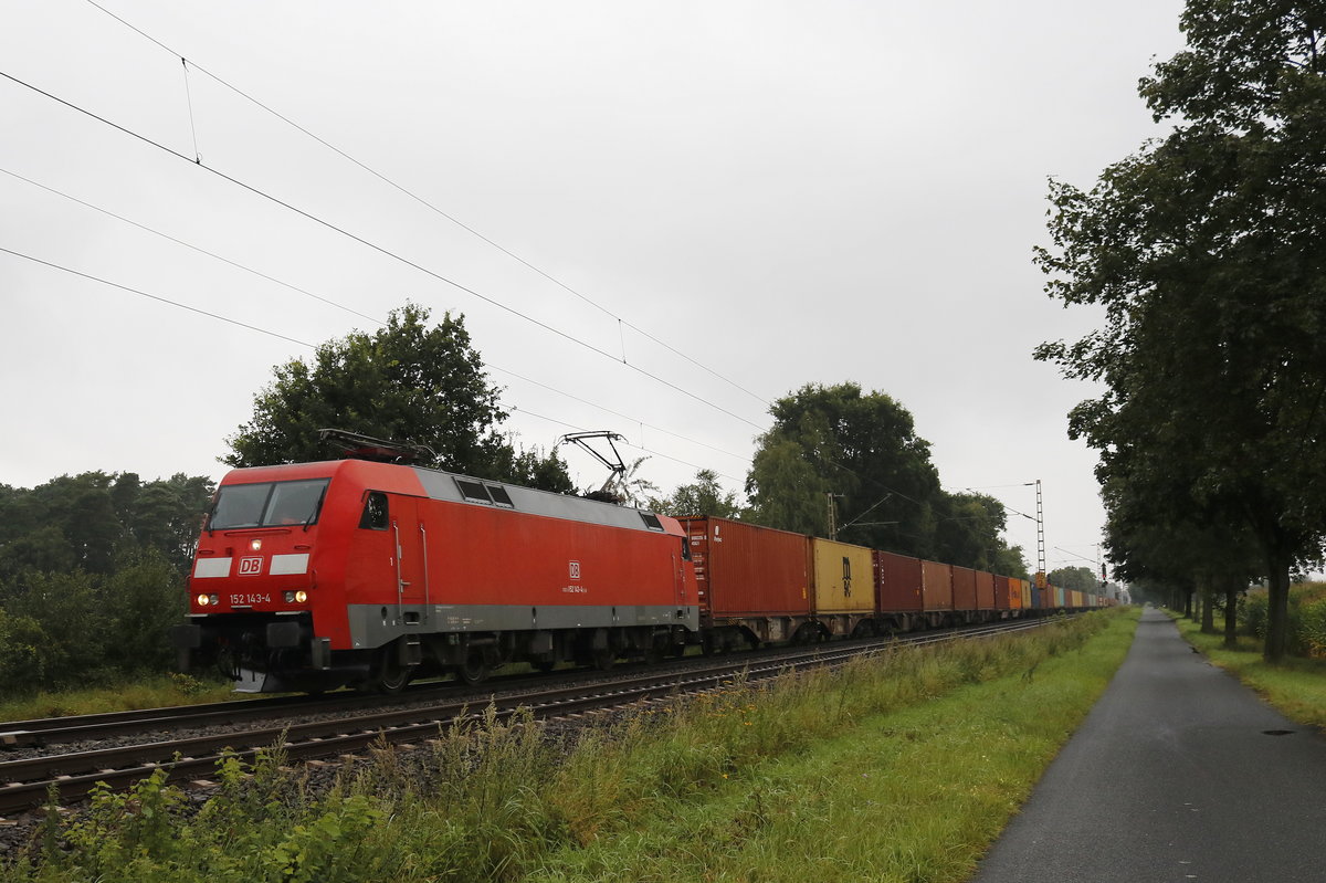 152 143-4 mit einem Containerzug am 11. August 2017 bei D�rverden.