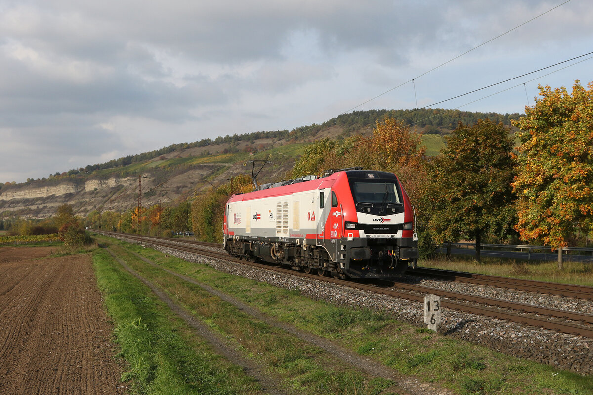 159 223 der  Lappwaldbahn  am 12. Oktober 2022 bei Th�ngersheim.
