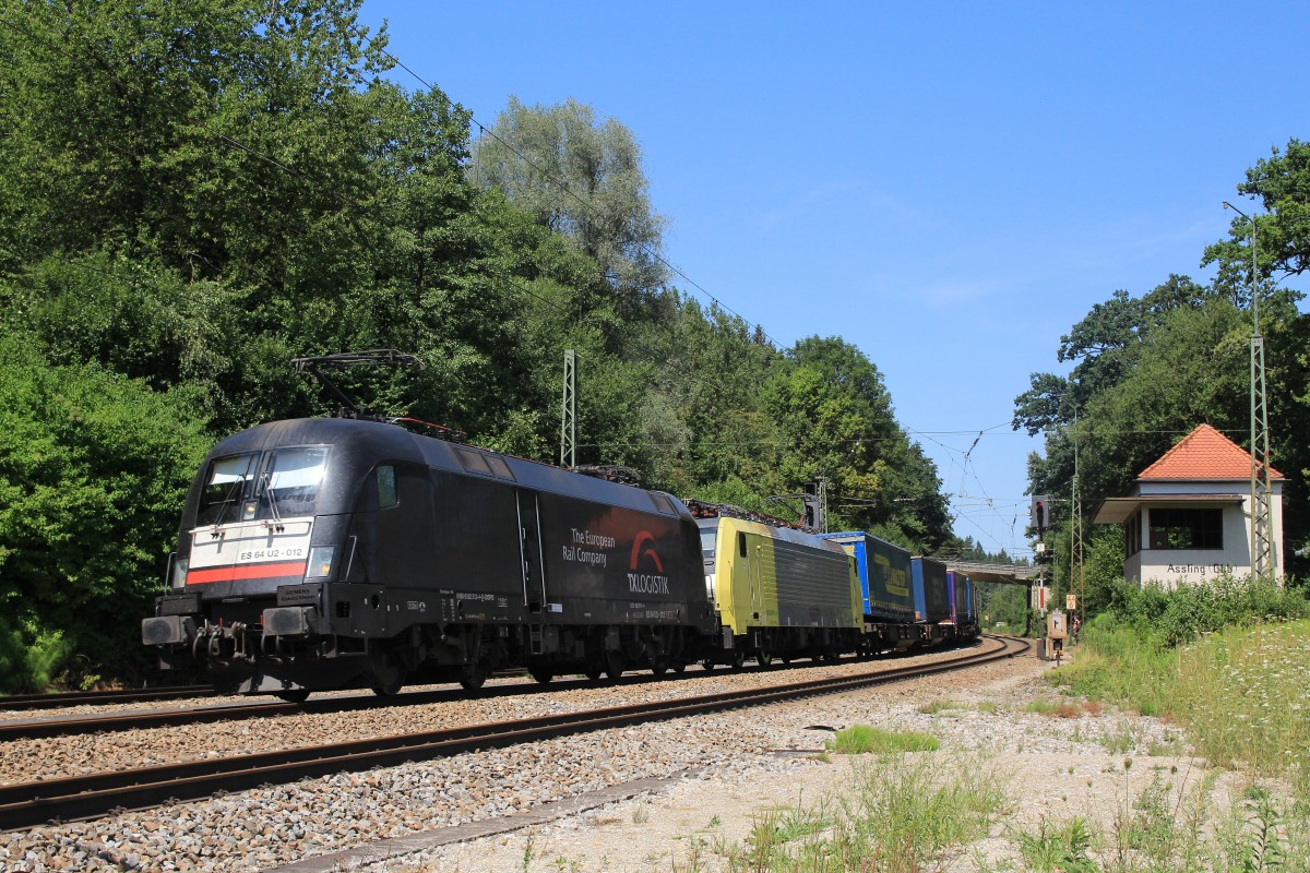182 512-4 kam am 5. August 2013 mit dem  Walter-Zug  aus München. Aufgenommen bei der durchfahrt des Bahnhofs von Assling.