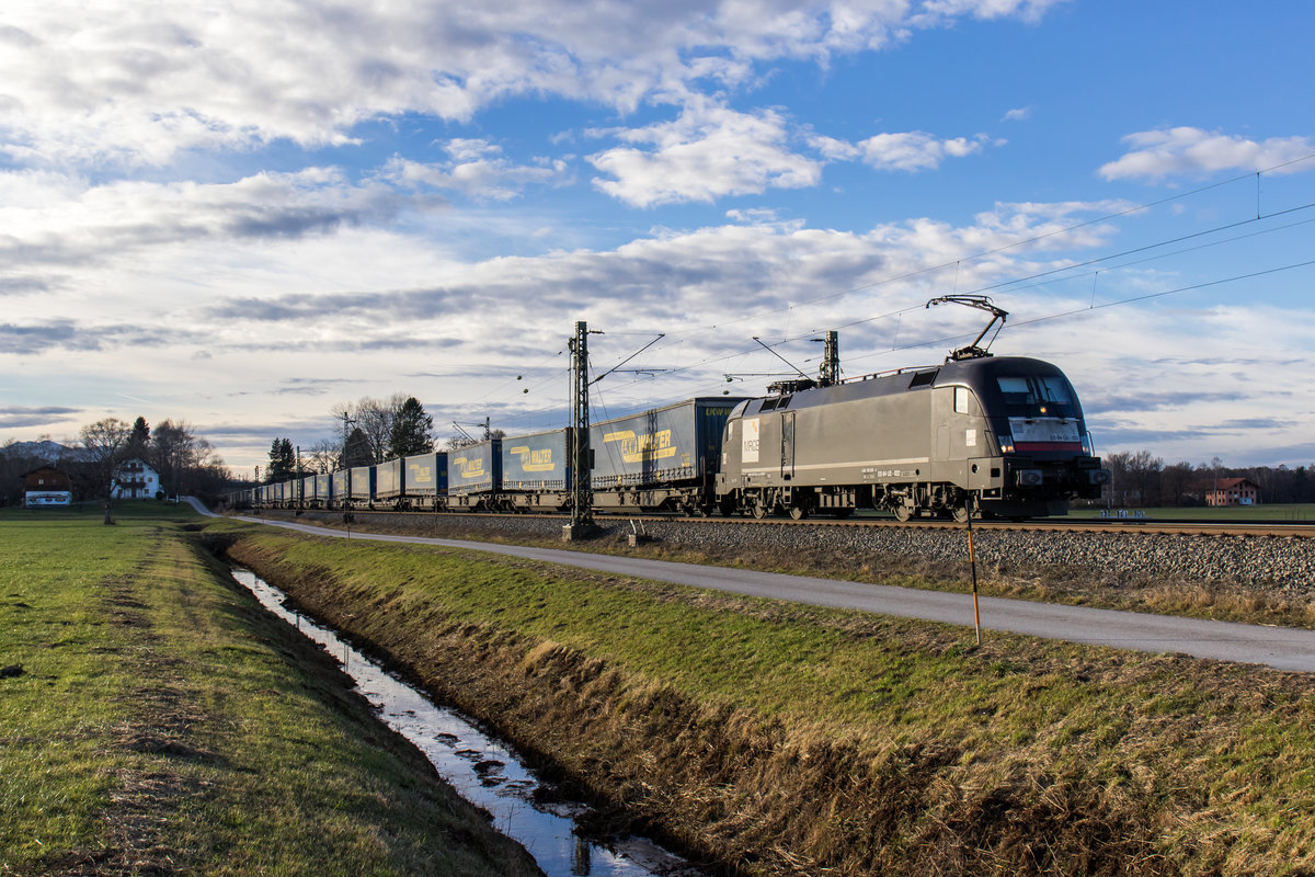 182 522 war mit dem  Walter-Zug  am 9. Dezember 2016 bei �bersee in Richtung Salzburg unterwegs.
