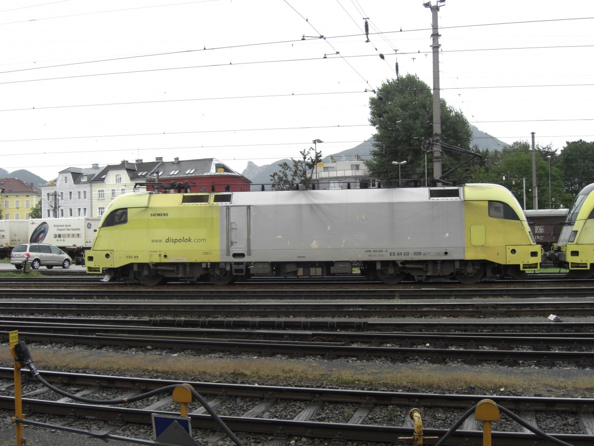 182 529-8 am 23. August 2008 kurz nach der Einfahrt in den Bahnhof von Salzburg.