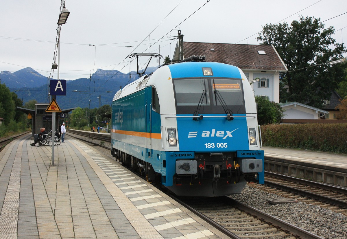 183 005 von  ALEX  war am 14. September 2013 alleine von Salzburg in Richtung M�nchen unterwegs. Das Bild entstand im Bahnhof von Prien am Chiemsee.