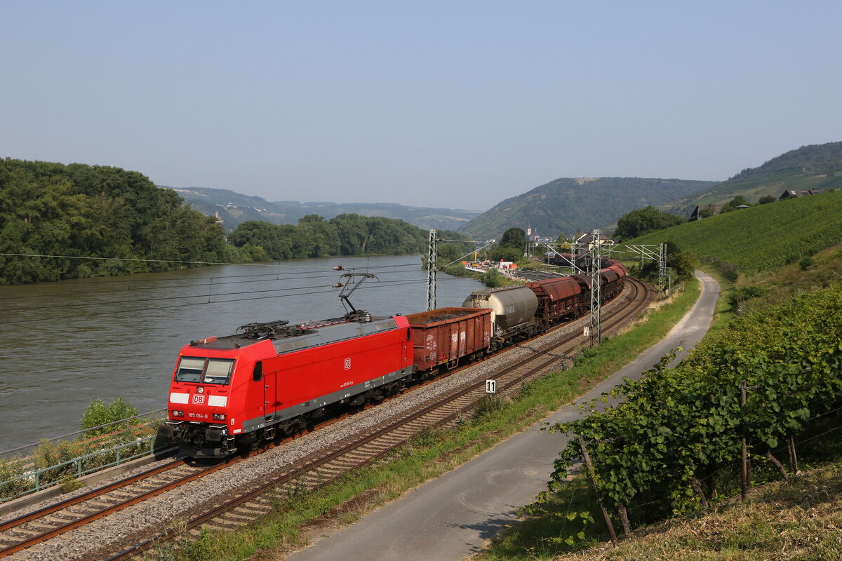 185 014 mit einem gemischten G�terzug im  B�chergrund  bei Lorch am Rhein.