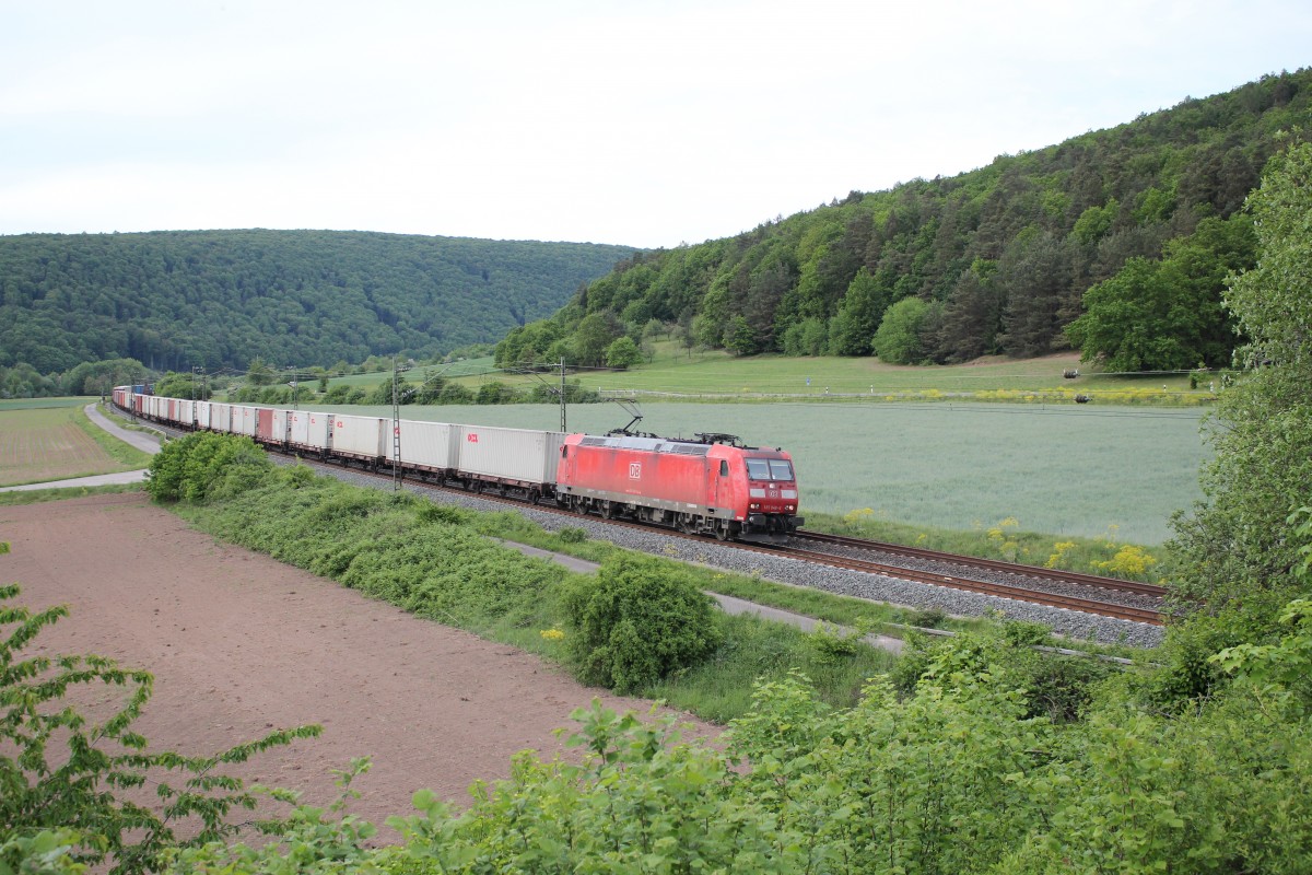 185 048-6 war am 14. Mai 2015 mit einem Containerzug bei Harrbach in Richtung W�rzburg unterwegs.