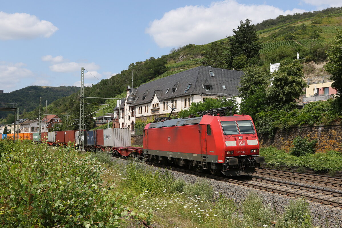 185 098 mit einem Containerzug am 22. Juli 2021 bei Lorch am Rhein.