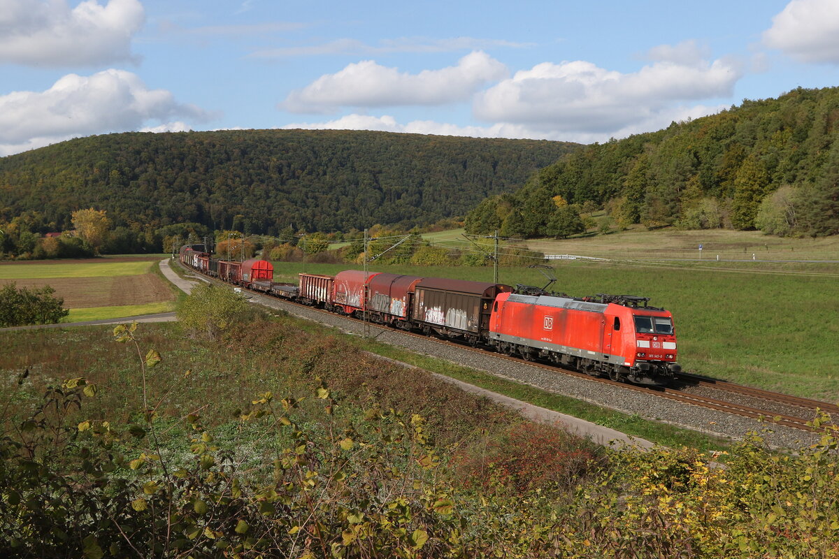 185 145 mit einem gemischten G�terzug am 11. Oktober 2022 bei Harrbach im Maintal.