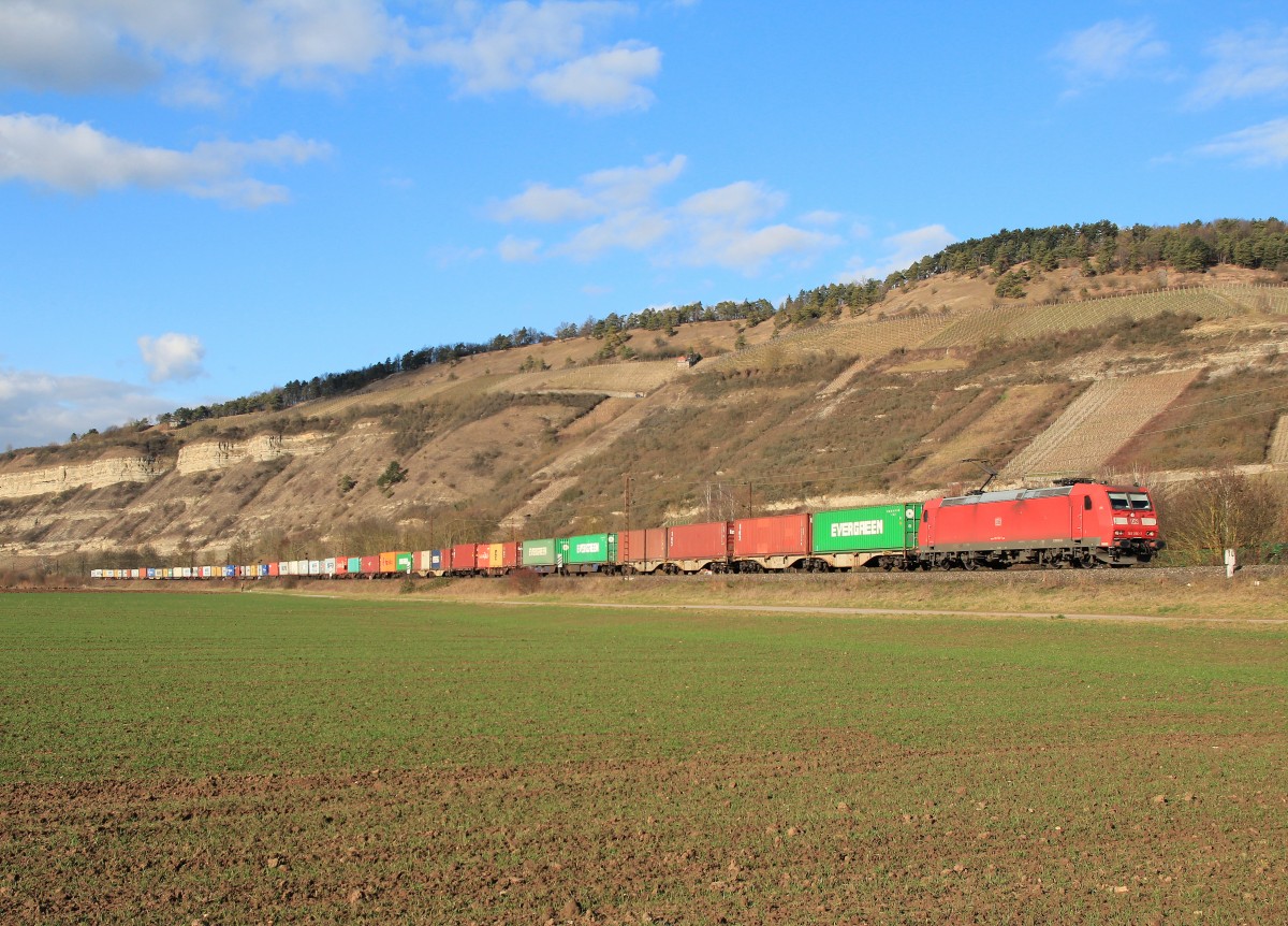 185 156-7 mit einem Containerzug am 20. Februar 2014 bei Th�ngersheim.