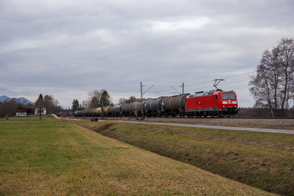 185 188-0 war am 28. Dezember 2016 mit einem Kesselwagenzug bei �bersee in Richtung Freilassing unterwegs.