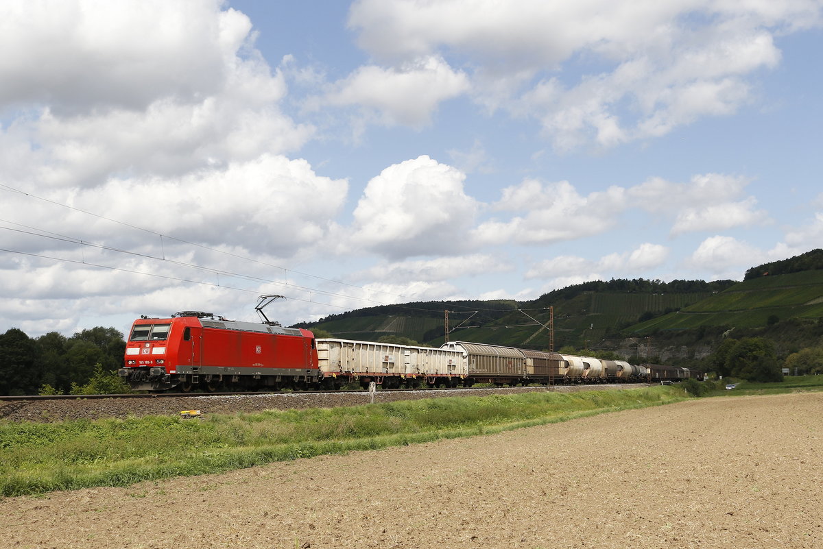185 189-8 mit einem gemischten G�terzug am 19. August 2017 bei Himmelstadt.
