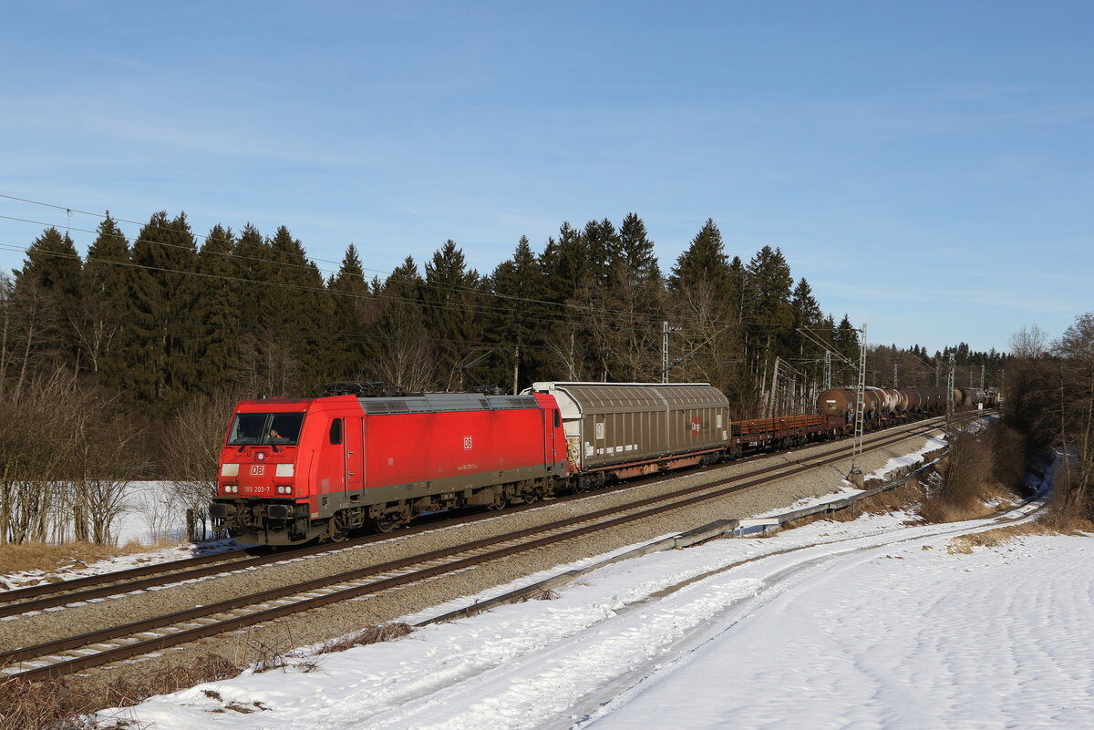 185 203 mit einem gemischten G�terzug aus Salzburg kommend am 27. Januar 2022 bei Grabenst�tt im Chiemgau.