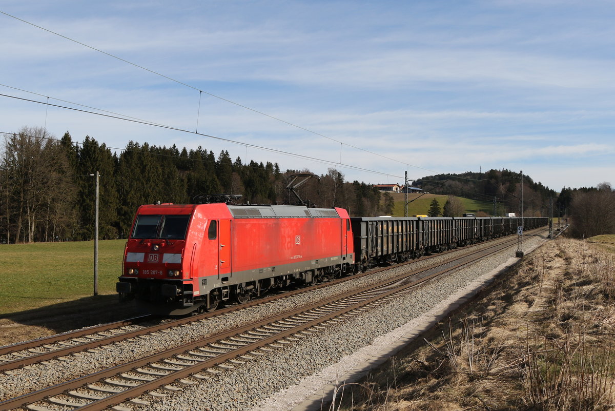 185 207 mit dem  Aicher-Zug  aus Hammerau kommend am 22. Februar 2020 bei Grabenst�tt.