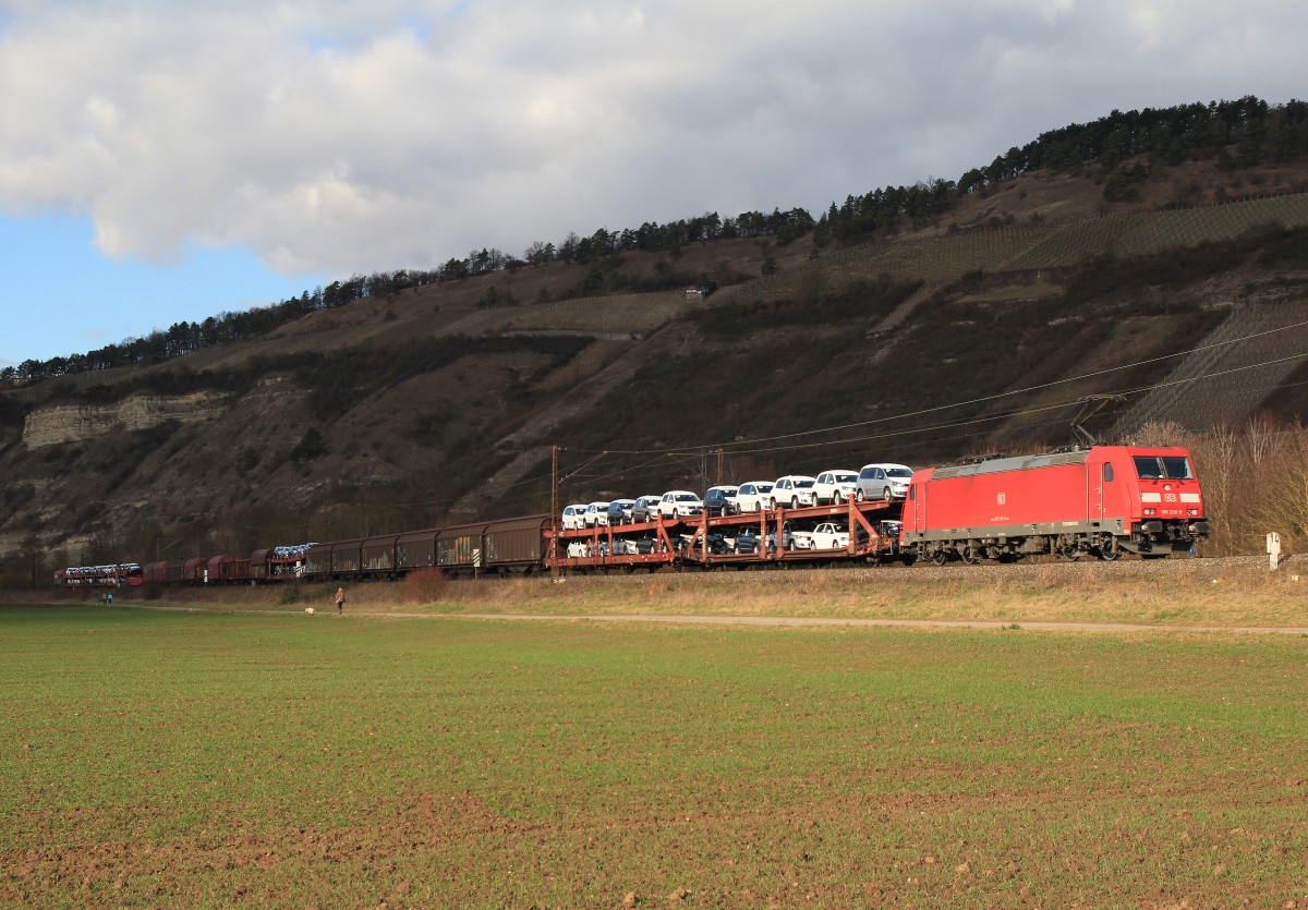 185 235-9 bef�rdert am 20. Februar 2014 einen gemischten G�terzug durch das Maintal.