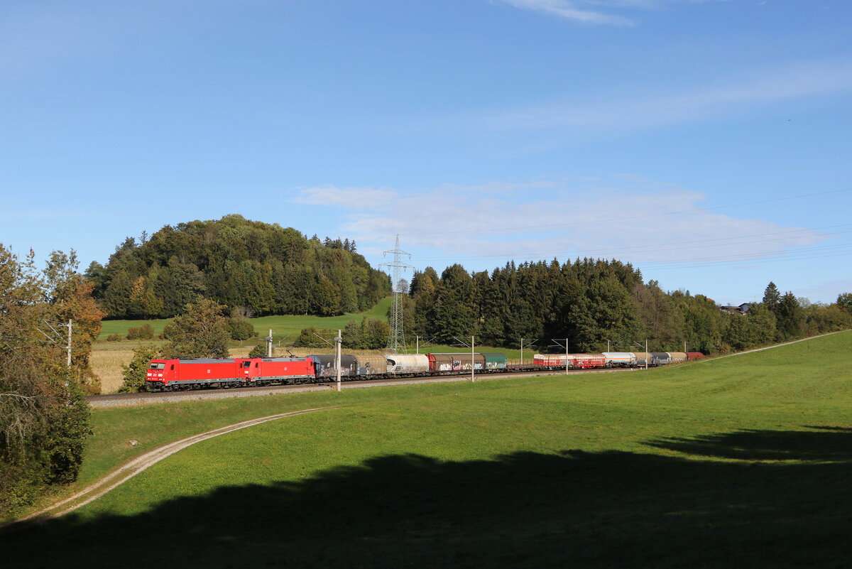 185 240 und 185 360 waren mit einem gemischten G�terzug am 7. Oktober  2024 bei Axdorf in Richtung M�nchen unterwegs.