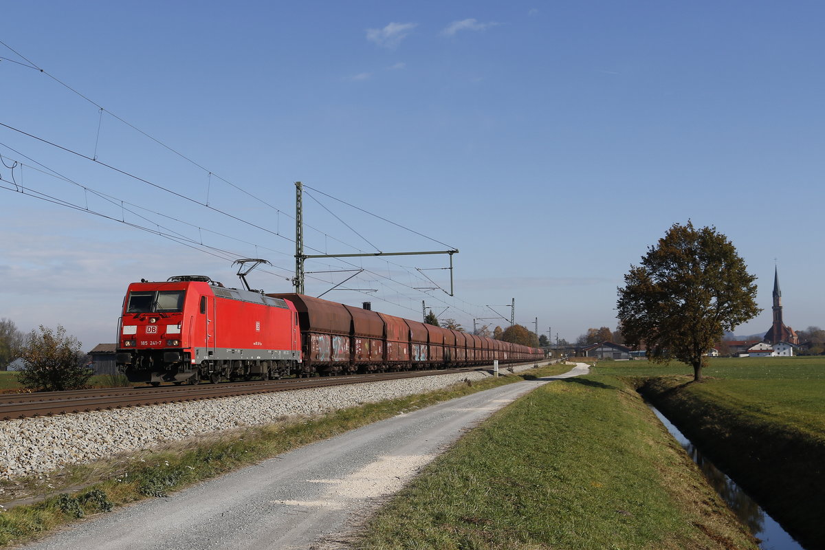 185 241 mit einem Erzzug aus Freilassing kommend am 11. November 2018 bei �bersee am Chiemsee.