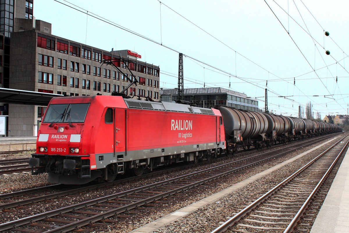 185 253-2 mit einem Kesselzug am 9. April 2009 in München-Heimeranplatz.