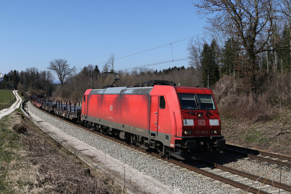 185 268 war am 1. April 2020 mit einem Stahlzug bei Grabenst�tt in Richtung Freilassing unterwegs.