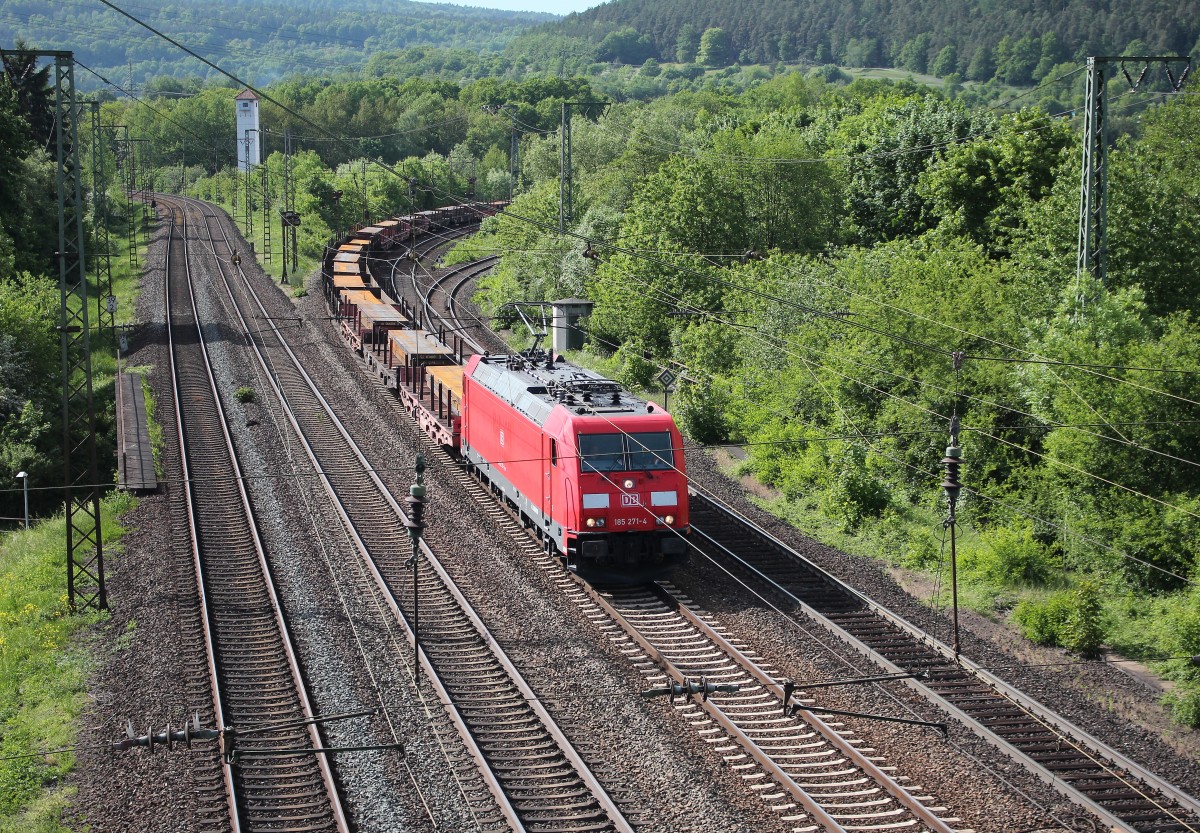 185 271-4 mit einem Stahlzug am 15. Mai 2015 beid er Einfahrt in den Bahnhof von Gem�nden.