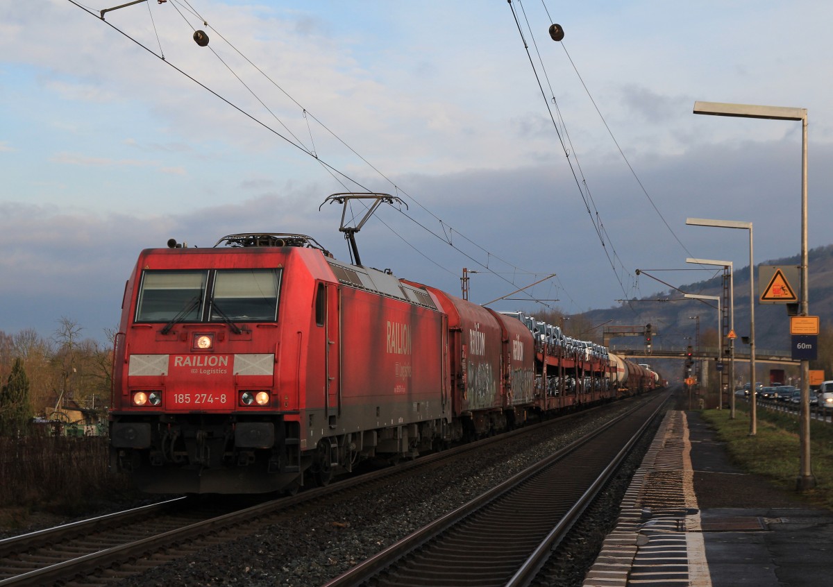 185 274-8 mit einem gemischten G�terzug am 22. Februar 2014 bei Th�ngersheim.