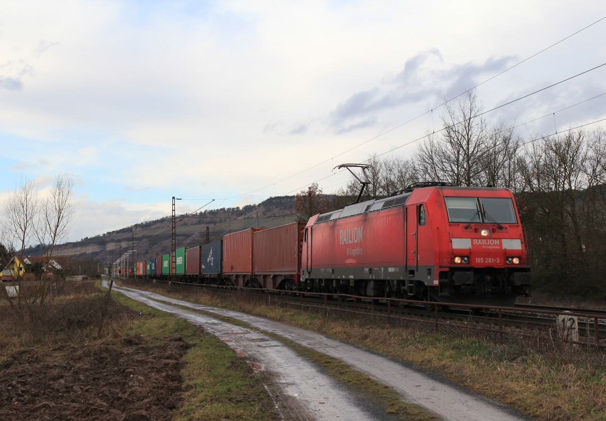 185 281-3 mit einem Containerzug am 21. Februar 2014 bei Th�ngersheim.