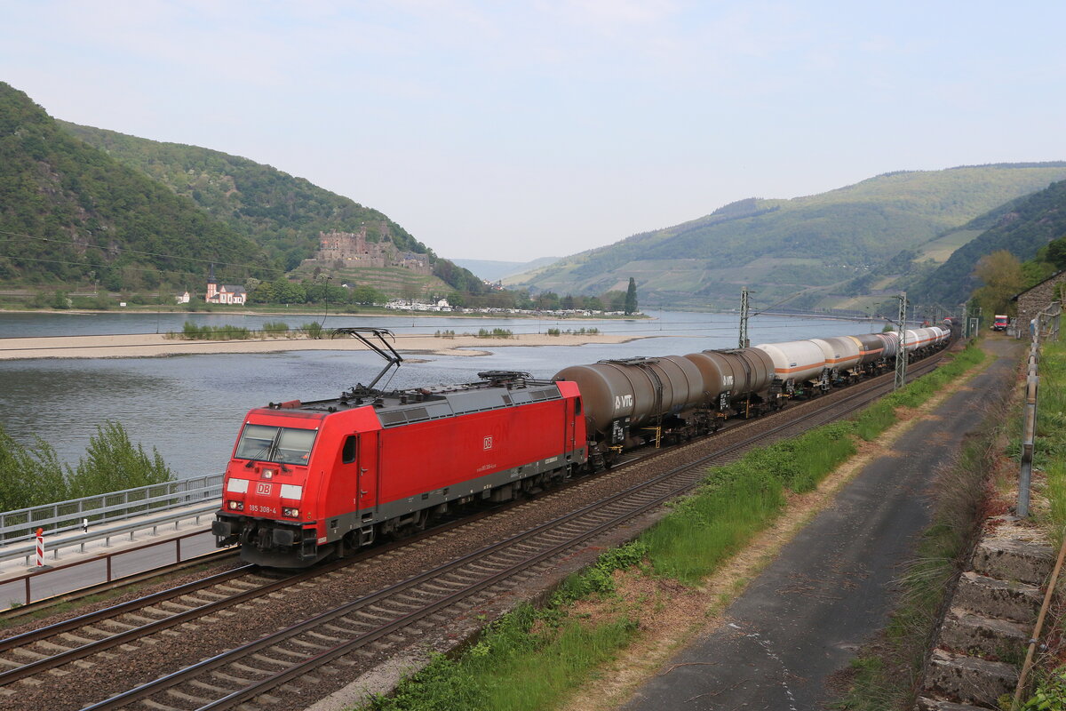 185 308 war am 3. Mai 2022 mit einem gemischten G�terzug bei Assmannshausen in Richtung Bingen unterwegs.