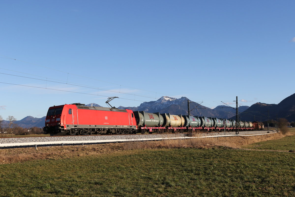 185 313 mit dem  M�llzug  aus Freilassing kommend am 21. Februar 2020 bei Bernau am Chiemsee.