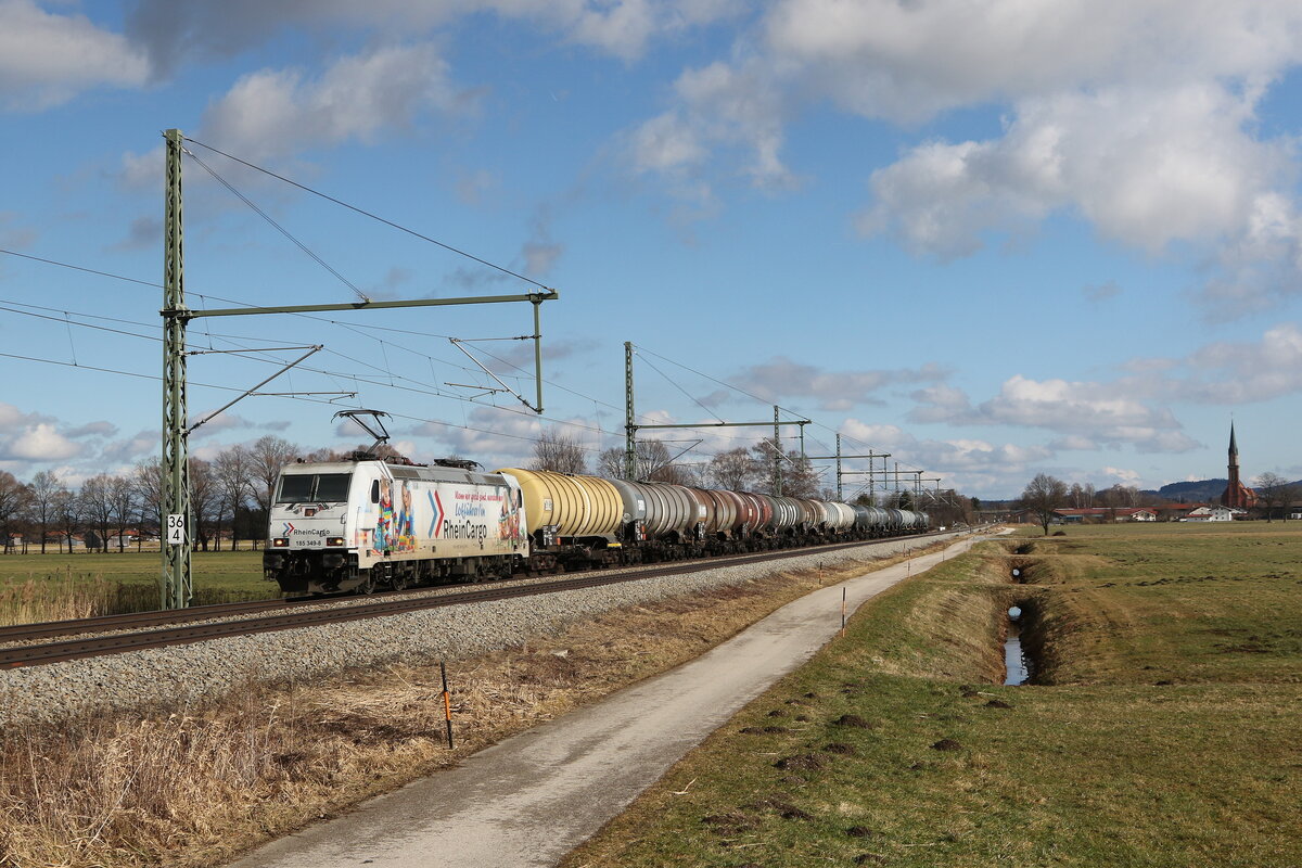 185 349 (Rhein Cargo  mit einem  Kesselwagenzug aus Salzburg kommend am 5. Februar 2022 bei �bersee am Chiemsee.