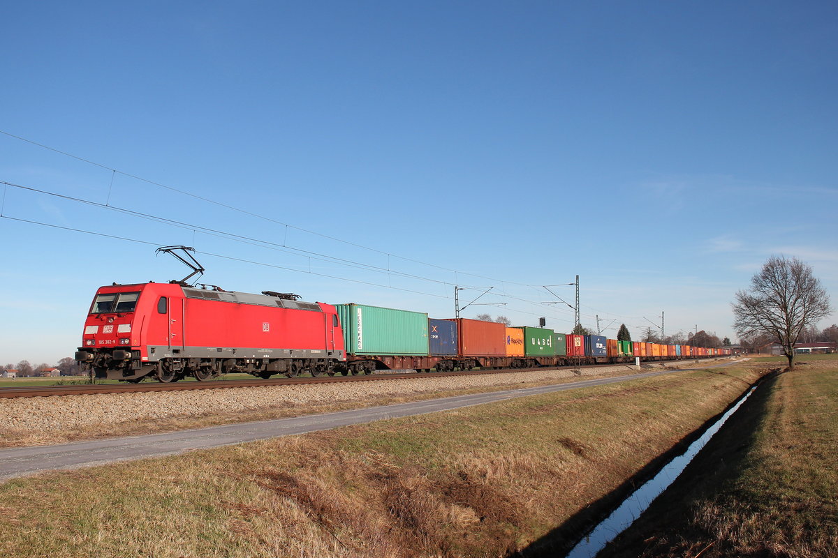 185 382-9 mit einem Containerzug aus Freilassing kommen am 10. Dezember 2016 bei �bersee.