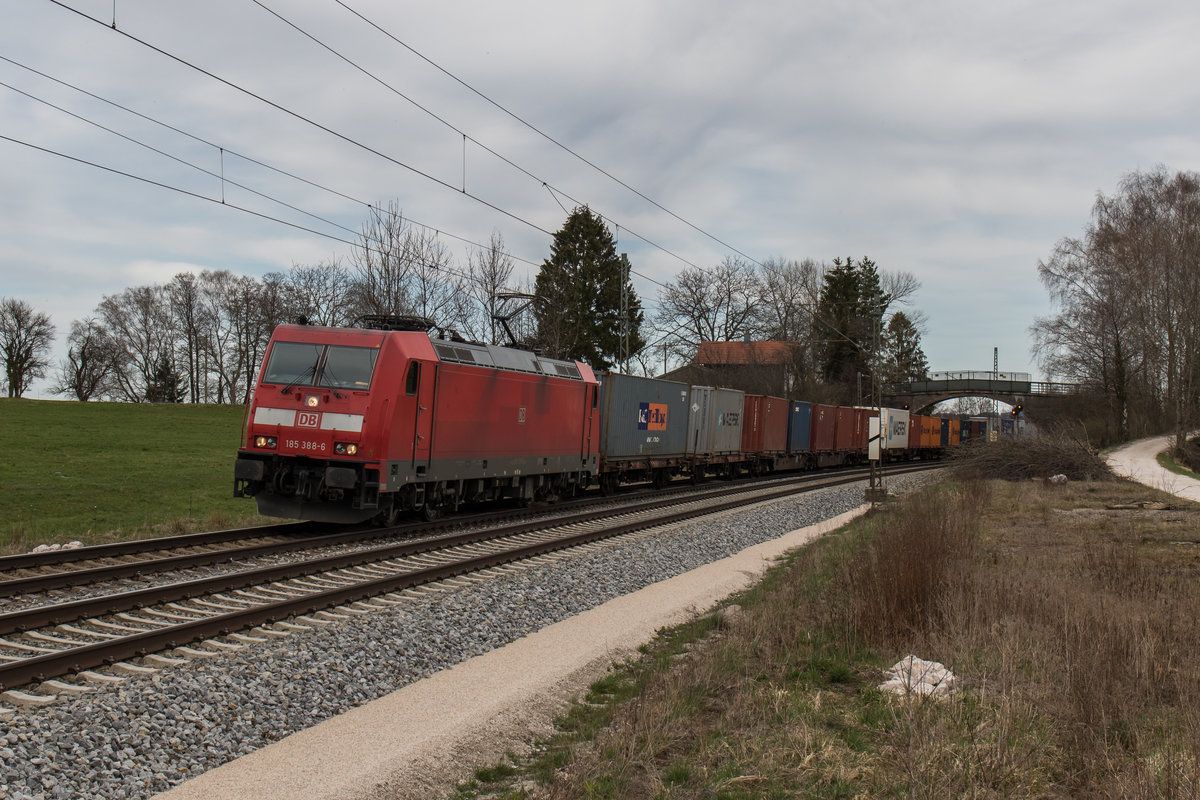 185 388-6 mit einem Containerzug aus Freilassing kommend am 31. M�rz 2016 bei �bersee am Chiemsee.
